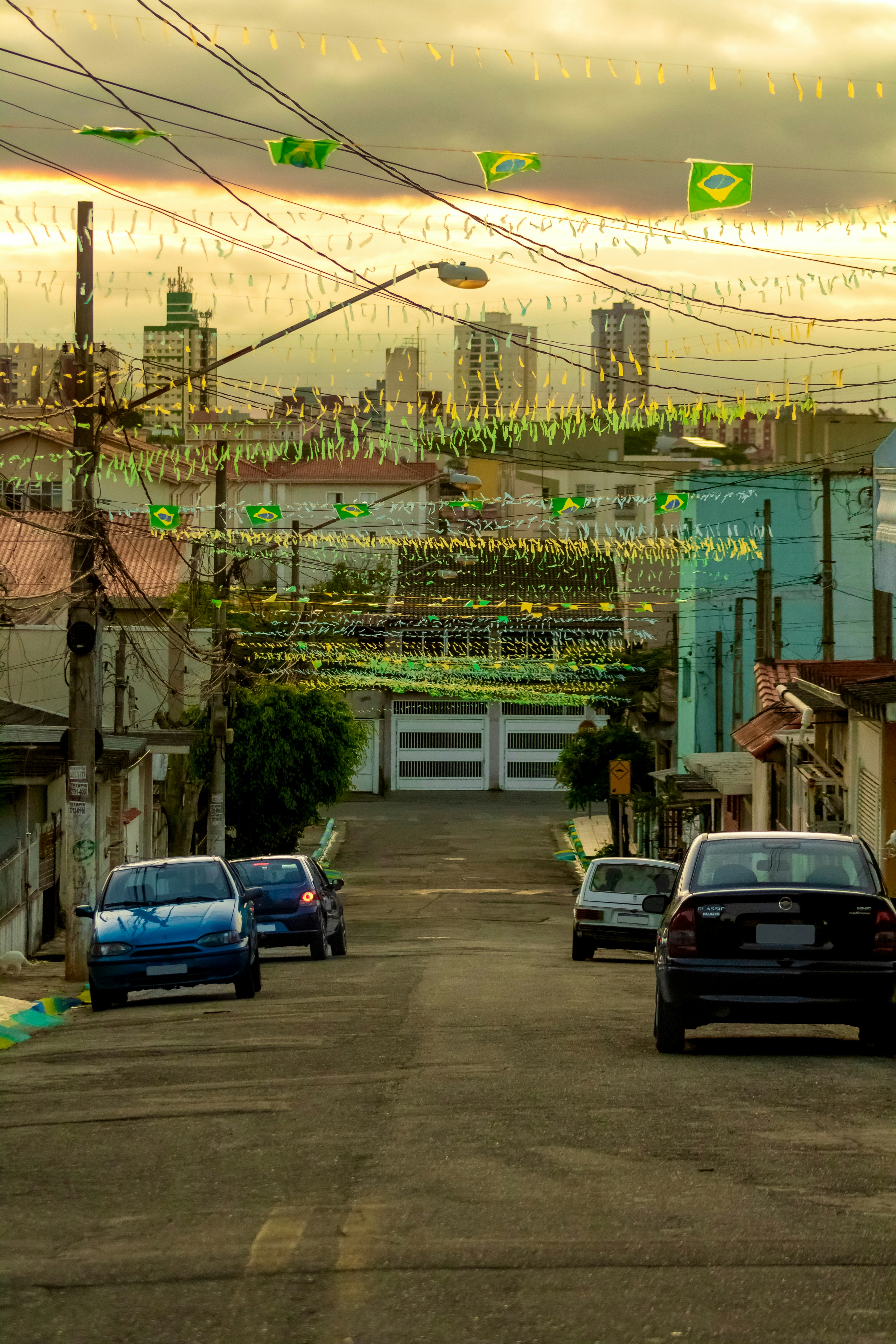 Banner mostrando uma rua com bandeirinhas do Brasil